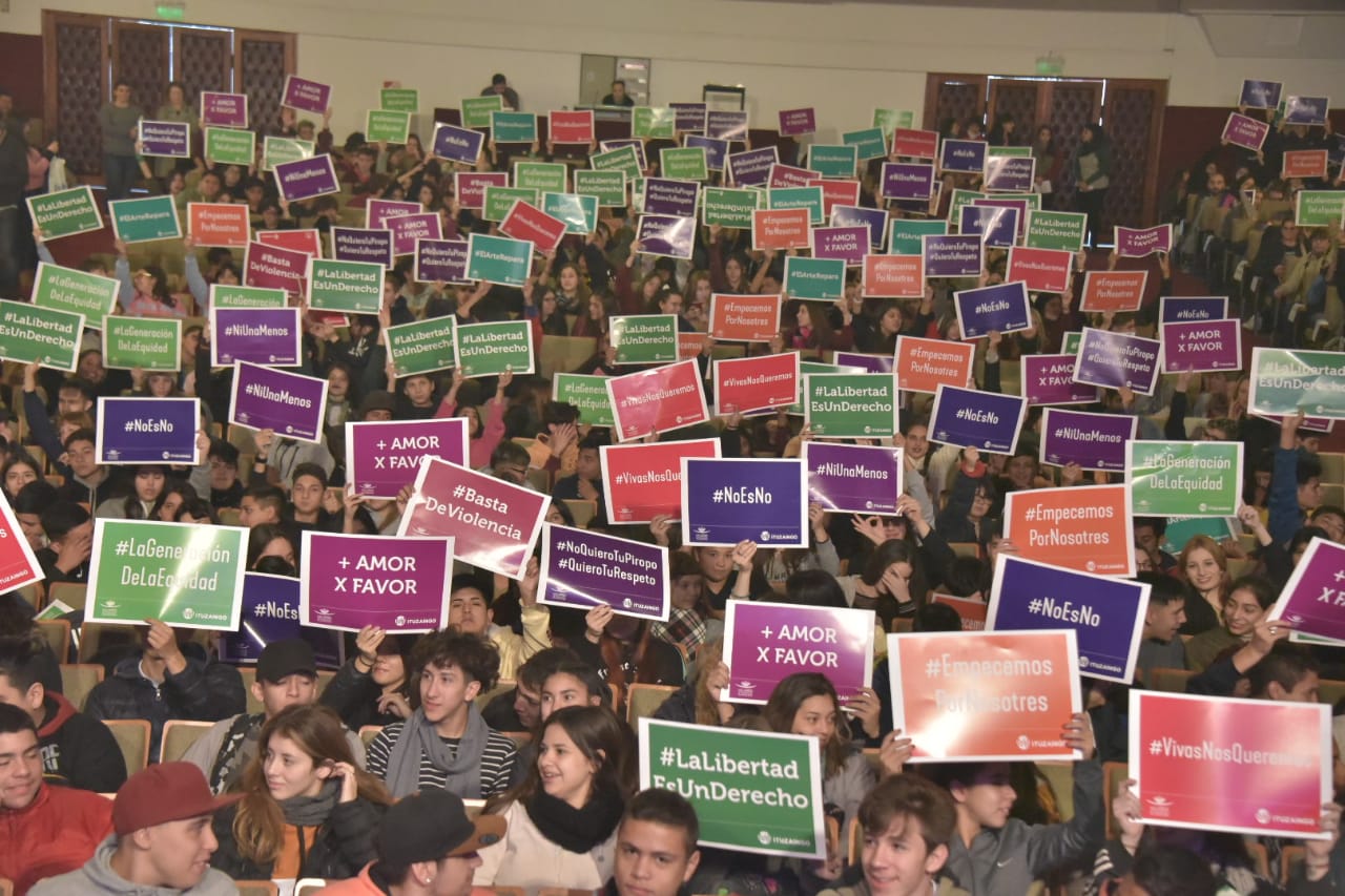 Chicos y chicas por la no violencia en el noviazgo