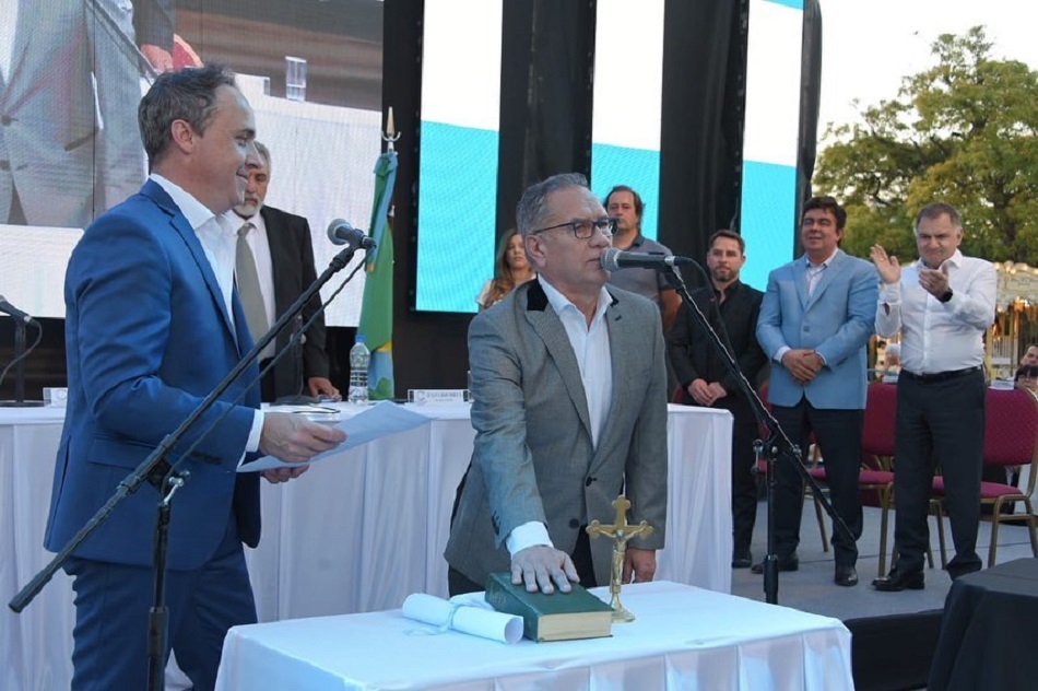 JUNTO A UNA MULTITUD, ASUMIÓ ALBERTO DESCALZO