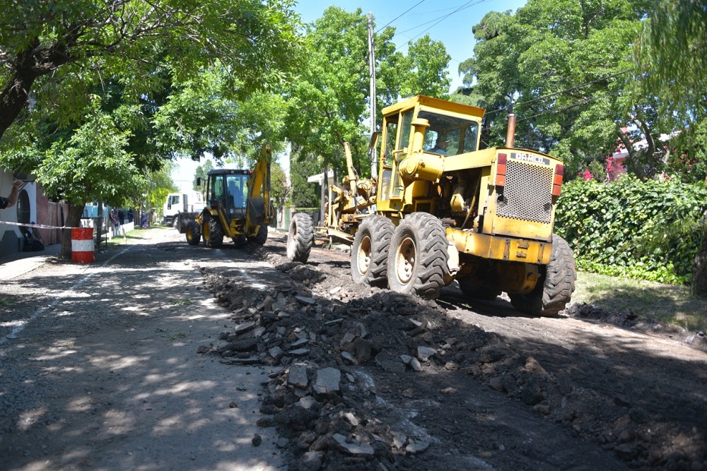 COMENZÓ LA PAVIMENTACIÓN EN BARRIO "LAS CABAÑAS"