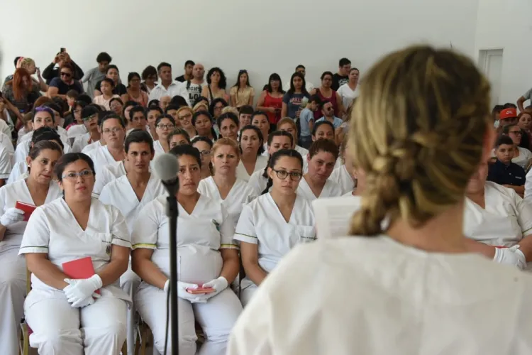 DESCALZO ENCABEZÓ LA ENTREGA DE DIPLOMAS DE LA ESCUELA DE ENFERMERÍA 