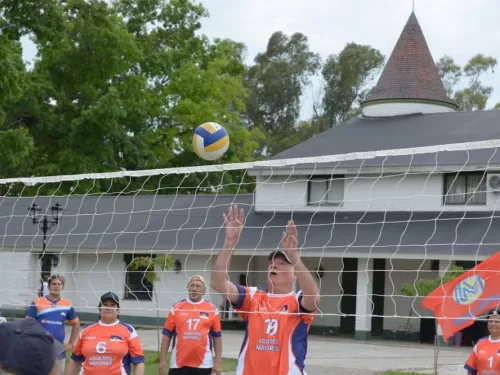 GRAN PARTICIPACIÓN EN EL AMISTOSO DE VOLEY NEWCOM