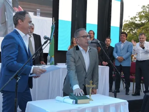 JUNTO A UNA MULTITUD, ASUMIÓ ALBERTO DESCALZO