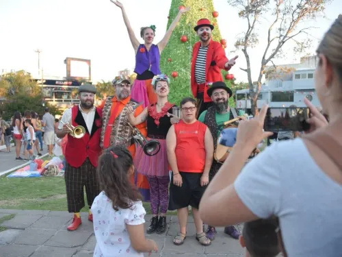 MILES DE VECINOS Y VECINAS DISFRUTARON DE LOS FESTEJOS DE NAVIDAD