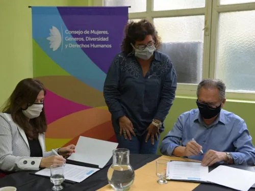 Alberto Descalzo y Estela Díaz firman el acuerdo