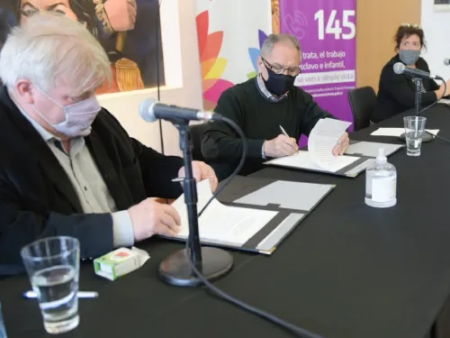 DEZCALZO Y VERA FIRMAN CONVENIO CONTRA LA TRATA