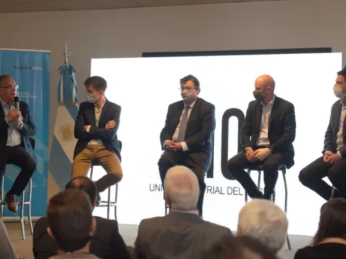 AUTORIDADES NACIONALES Y DE LA REGIÓN CON EMPRESARIOS Y PROFESIONALES