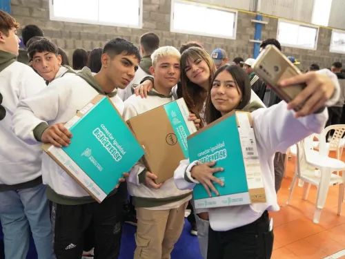 entrega de computadoras ituzaingo